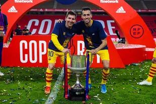 Dos de los más grandes de Barcelona, partícipes en la era dorada blaugrana: Lionel Messi y Sergio Busquets se fotografían con la Copa del Rey; muchos compañeros quisieron tener su imagen con el capitán y el trofeo.