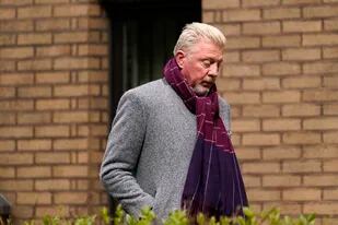 Boris Becker sale del Tribunal de la Corona de Southwark, sur de en Londres, tras ser declarado culpable de cuatro cargos relacionados con evasión.