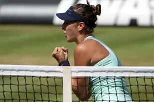 La suiza Belinda Bencic festeja su triunfo sobre la griega Maria Sakkari en las semifinales del Abierto de Berlín de la WTA, sábado 18 de junio de 2022. (AP Foto/Michael Sohn)