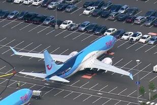 Los aviones de la compañía estadounidense esperan la revisión de sus sistemas en el estacionamiento junto a los autos de los empleados