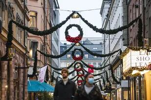 La gente pasea por el centro de Estocolmo, el 3 de diciembre de 2020