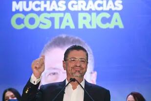 El candidato Rodrigo Chaves habla ante sus simpatizantes en la sede de su campaña en San José, Costa Rica, el domingo 3 de abril de 2022, después de ganar la segunda vuelta de las elecciones presidenciales. (AP Foto/Carlos Gonzalez)