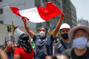 La gente celebra afuera del Congreso en Lima luego de que el presidente interino peruano Manuel Merino presentara su renuncia el 15 de noviembre de 2020