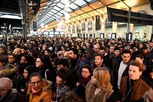 Largas colas para esperar el tren en la Gare Saint-Lazare de París