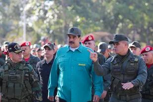El presidente de Venezuela, Nicolás Maduro, junto con el ministro de Defensa, Vladimir Padrino López, y Remigio Ceballos, Comandante Operacional Estratégico de las Fuerzas Armadas Nacionales Bolivarianas
