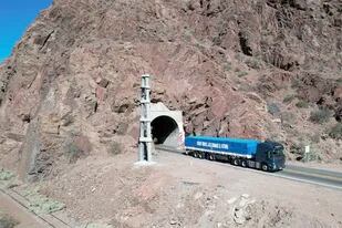 El Volvo FM410 pasando por uno de los túneles de la ruta 7, en Mendoza