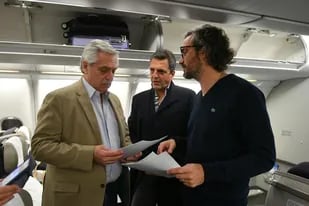 Alberto Fernández, Sergio Massa y Santiago Cafiero, en el avión esta noche antes de partir hacia Alemania