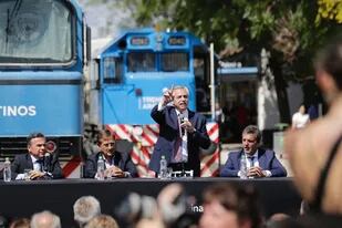 El presidente Alberto Fernández y el ministro Sergio Massa en el acto por la reinauguración y la llegada del tren a la estación Palmira, en San Martín, Mendoza.