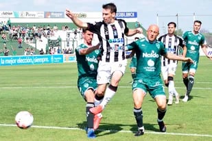 Claudio Riaño, autor del 1-0 de Central Córdoba a Sarmiento, intenta pasar entre Bazzana y Mancinelli