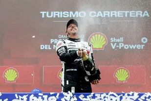 Gastón Mazzacane festeja en lo más alto del podio de Neuquén; el Rayo logró su segunda victoria en el Turismo Carretera