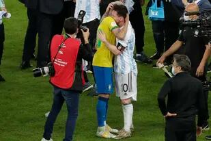 El abrazo de Neymar y Messi, después de la final.