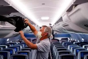 "A partir de la próxima semana, las mascarillas faciales no serán obligatorias para los viajes aéreos", declaró el director ejecutivo de la Agencia Europea de Seguridad Aérea (AESA), Patrick Ky