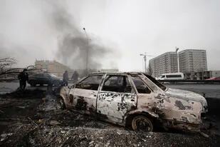 Un auto, incendiado tras protestas, en una calle en Almaty, Kazajistán, el 7 de enero de 2022.  (AP Foto/Vasily Krestyaninov)