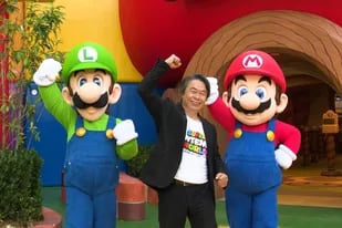 Shigeru Miyamoto con Luigi y Mario, sus creaciones, en la entrada de Super Nintendo World