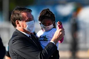 Bolsonaro con una niña en brazos