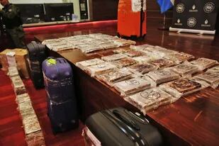 La droga secuestrada en el aeropuerto de Ezeiza estaba sin métods de ocultamiento en 11 valijas