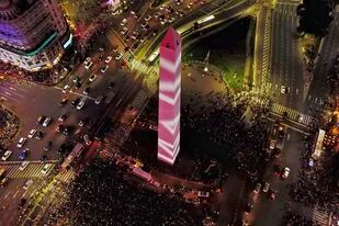 Convocatoria masiva ante el obelisco intervenido con obras de Julio Le Parc, durante la Noche de los Museos, en 2019