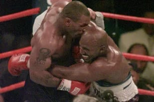 Mike Tyson muerde la oreja de Evander Holyfield en uno de los eventos más escandalosos de la historia del boxeo, el 28 de junio de 1987, en el MGM Grand de Las Vegas