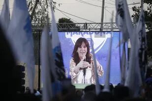 El público mira el último acto de Cristina Kirchner en los alrededores del complejo deportivo de Avellaneda