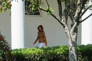 Melania Trump, ayer, se dirige a dar su primera conferencia en la Casa Blanca