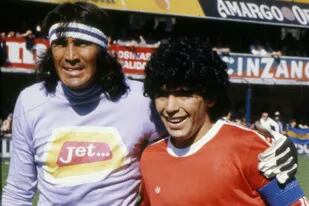 Gatti y Maradona, antes de un Boca-Argentinos, en 1980