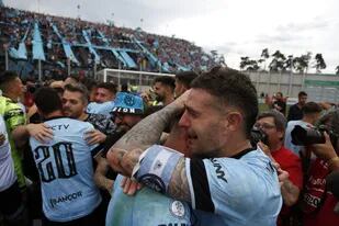 El festejo de los jugadores de Belgrano de Córdoba: el equipo de Guillermo Farré ascendió y jugará en la Liga Profesional en 2023