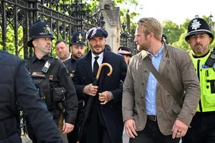 El exjugador de fútbol inglés David Beckham abandona Westminster Hall, en el Palacio de Westminster, en Londres, el 16 de septiembre de 2022, después de presentar sus respetos al ataúd de la reina Isabel II