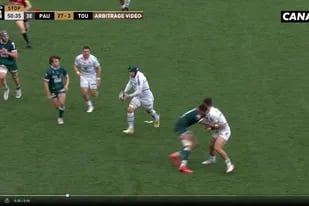 El momento del impacto: terrible cabezazo del centro fijiano Jale Vatubua a Santiago Chocobares, en Pau vs. Toulouse, por el Top 14 del rugby de Francia.