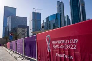 En la imagen, vista de la cerca que rodea el Centro de Exhibiciones y Congresos donde se celebrará el sorteo del Mundial de la FIFA, en Doha, Qatar, el 31 de marzo de 2022. El sorteo de la fase final de la competición se realizará el 1 de abril de 2022. (AP Foto/Darko Bandic)