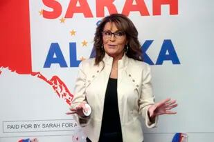 ARCHIVO - La exgobernadora de Alaska, Sarah Palin, pronuncia unas palabras ante simpatizantes durante la inauguración de su nueva sede de campaña en Anchorage, Alaska, el miércoles 20 de abril de 2022. (AP Foto/Mark Thiessen, Archivo)