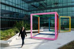 "Hace varios años que quería hacer esto", dice Gachi Hasper mientras atraviesa dos enormes cubos de colores creados por ella en la terraza de la flamante Fundación Santander