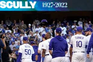 Los Dodgers de Los Ángeles rinden un homenaje póstumo al cronista Vin Scully, el viernes 5 de agosto de 2022 (AP Foto/Mark J. Terrill)