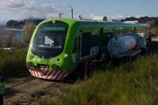 Una formación del "Tren Patagónico" embistió a un camión atmosférico en Bariloche.