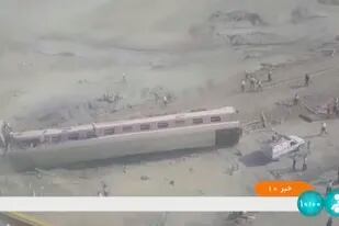 En esta imagen, tomada de un video de la televisora estatal iraní, muestra un vagón de tren tendido sobre un costado tras un descarrilamiento a las afueras de Tabas, Irán, el 8 de junio de 2022. (IRIB vía AP)