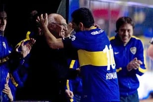 Carlos Bianchi, Juan Román Riquelme y un abrazo del alma; el actual dirigente (presidente del Consejo de Fútbol) busca a "su" Virrey