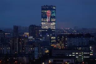La imagen de Putin, ayer, en un edificio de oficinas en el centro de Moscú
