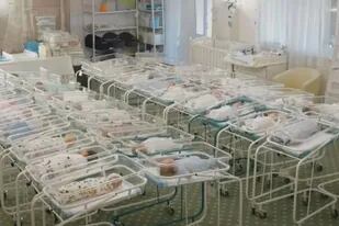 35 bebés de diferentes nacionalidades se encuentran varados en un cuarto de hotel en Kiev, Ucrania
