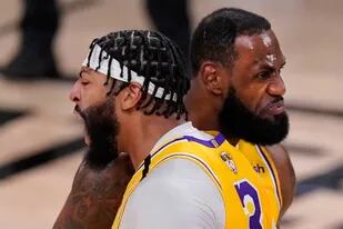 Anthony Davis y LeBron James celebran una volcada contra Miami Heat en la final de la NBA; basado en ese dúo, Los Angeles Lakers se encamina hacia su primera conquista post era Bryant-O´Neal.