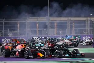 Max Verstappen y Lewis Hamilton, un duelo que en el Gran Premio de Abu Dhabi encontrará al ganador definitivo; los pilotos llegan igualados en puntos tras varias batallas y tensiones en la Fórmula 1.
