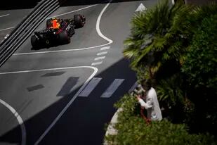 El piloto mexicano Sergio Pérez conduce su Red Bull en la tercera práctica en la pista de Mónaco, sábado 28 de mayo de 2022. (AP Foto/Daniel Cole)