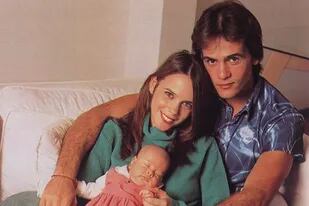 Christian Sancho y Valeria Britos junto a su hija Camille, recién nacida