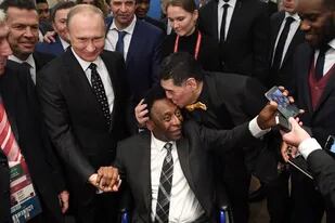 Pelé es saludado por Diego Maradona y el presidente ruso, Vladimir Putin, durante la Copa del Mundo 2018