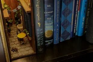 Un booknook hecho por @lavenderys; se instalan en las estanterías y sirven tanto para sostener los libros como para decorar el ambiente