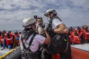 09/05/2022 Un bebé es rescatado de un bote por el equipo del barco Geo Barents de Médicos Sin Fronteras POLITICA ESPAÑA EUROPA SOCIEDAD MADRID ANNA PANTELIA/MÉDICOS SIN FRONTERAS