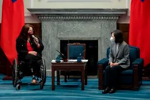 En esta foto distribuida por la Presidencia de Taiwán, la senadora estadounidense Tammy Duckworth, izquierda, conversa con la presidenta Tsai Ing-wen en la oficina presidencial en Taipei, Taiwán, martes 31 de mayo de 2022. (Presidencia de Taiwán via AP)