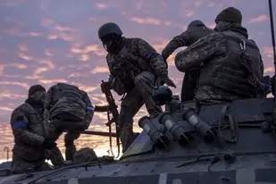 Militares ucranianos se preparan para una batalla al este de Kiev.