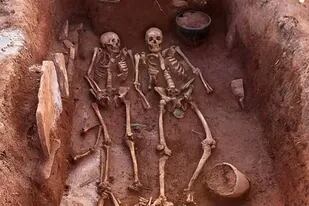 La pareja fue enterrada junto con un bebé y una anciana. Se cree que pertenecieron a la civilización escita, formada por guerreros nómades, debido a las armas de combate pertenecientes a la mujer
