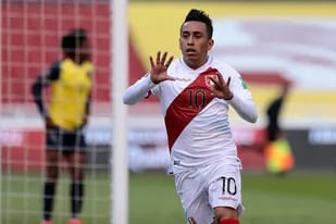 Christian Cueva celebra su gol, el que abrió el camino de la victoria de Perú en Quito