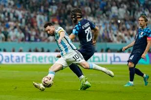 Lionel Messi remata al arco ante la presión del croata Josko Gvardiol durante el partido entre Argentina y Croacia por semifinales de la Copa del Mundo