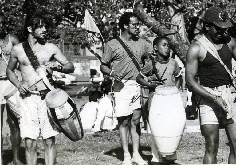 Tiempos felices para Angel (izq) y José (centro): tocando los tambores de candombe en el Parque Lezama